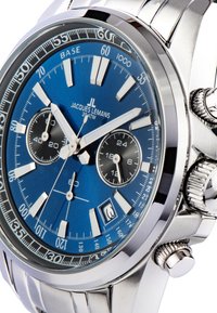 Orologio in acciaio inossidabile argentato con quadrante blu, caratteristiche di cronografo e display della data. Sono visibili distintivi indici delle ore e tre quadranti secondari.
