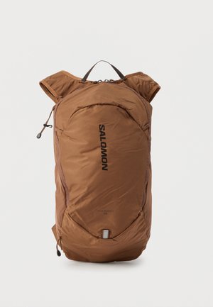 Sac à dos Salomon Trailblazer 10L marron avec bretelles rembourrées et logo sur le devant, conçu pour les activités de plein air.