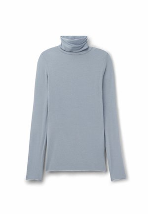 Lichtblauw shirt met lange mouwen en col, gemaakt van een zachte, licht gekreukte stof en met een losse pasvorm, plat gelegd op een witte achtergrond.