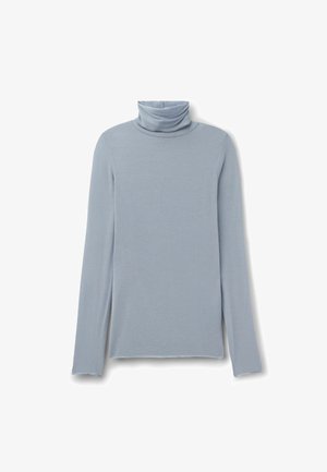 Lichtblauw shirt met lange mouwen en col, gemaakt van een zachte, licht gekreukte stof en met een losse pasvorm, plat gelegd op een witte achtergrond.