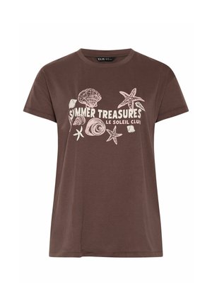 Braunes T-Shirt mit kurzen Ärmeln mit hellrosa Muschel- und Seestern-Illustrationen und dem Text „SUMMER TREASURES LE SOLEIL CLUB“ auf der Vorderseite.
