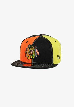 Schwarze Kappe mit orangefarbenen und gelben Elementen, mit einem bestickten Logo eines amerikanischen Ureinwohners auf der Vorderseite und einem flachen Schild.