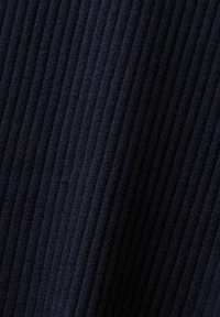 Tissu côtelé de couleur bleu marine profond, présentant un motif texturé avec des rayures verticales. Matériau doux et extensible conçu pour le confort.