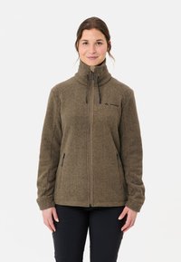 Giacca di pile marrone con colletto alto, zip completa e due tasche laterali. Presenta una sottile texture e dettagli della zip in contrasto.