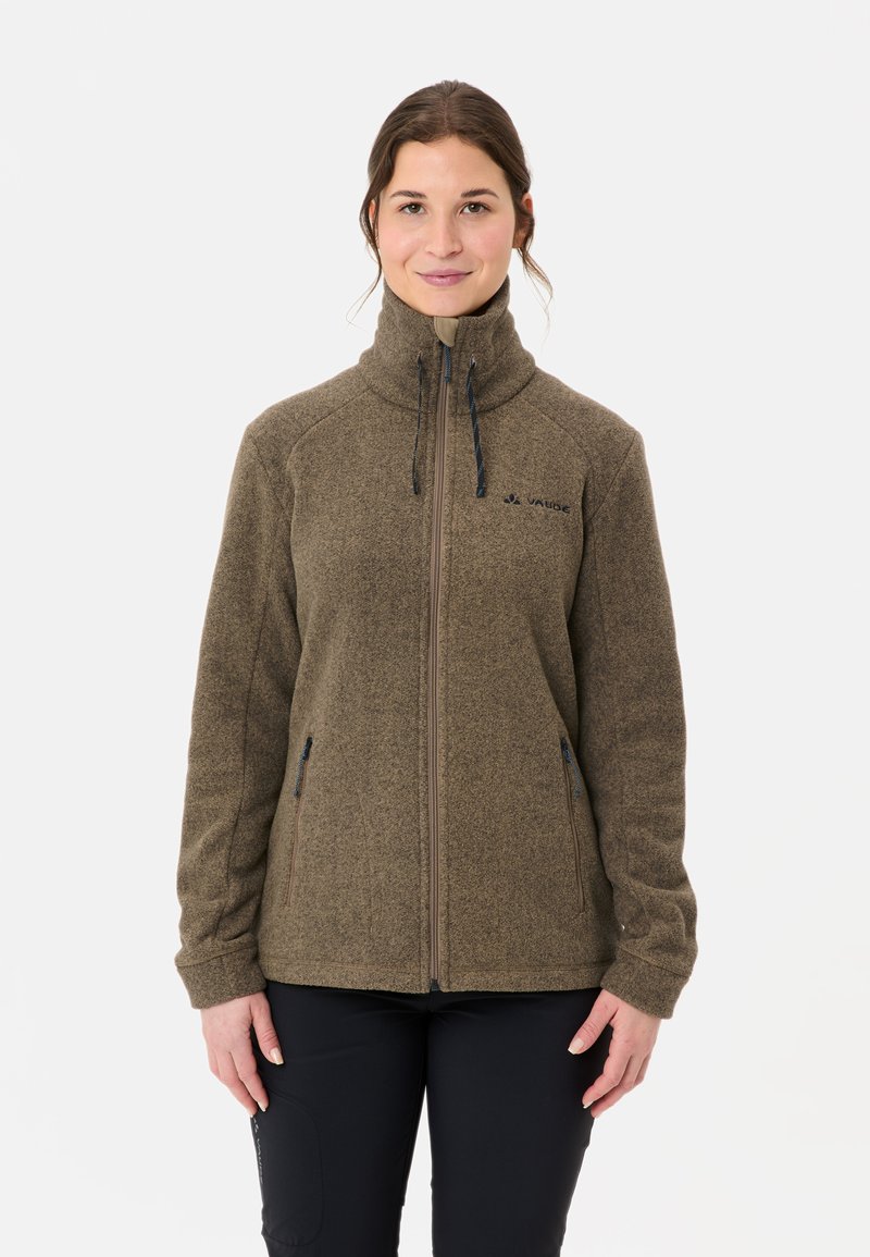 Giacca di pile marrone con colletto alto, zip completa e due tasche laterali. Presenta una sottile texture e dettagli della zip in contrasto.