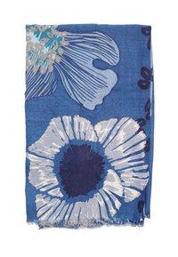 Tessuto blu piegato con grandi motivi floreali bianchi e blu navy e piccoli accenti beige e teal, con un bordo frangiato.