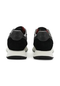 Sneakers in suede nera con supérieure in rete grigia, suola intermedia bianca e suola esterna in gomma nera. Presentano il logo impresso "SUN68" sul tallone.