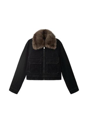 Veste en jean noir cropped avec un col en fourrure marron, comportant deux poches plaquées à l'avant et une fermeture éclair. Texture lisse et silhouette structurée.