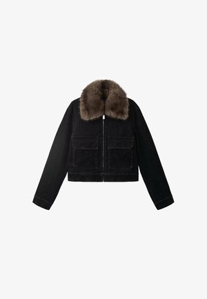 Chaqueta de mezclilla negra corta con un cuello de piel marrón, que presenta dos bolsillos delanteros de parche y un cierre de cremallera. Textura suave y forma estructurada.