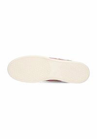 Schuhsohle mit strukturiertem Muster, bestehend aus einer weißen Gummibasis und farbigen Akzenten in Pink und Gold. Entworfen für Traktion und Haltbarkeit.