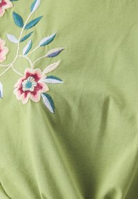 YAS YASFABIAN KNOT TEE - Marškinėliai su spaudiniu - grasshopper