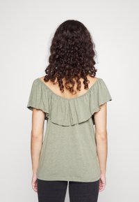 ONLY Petite ONLLIA FRILL - T-shirt estampada - desert sage