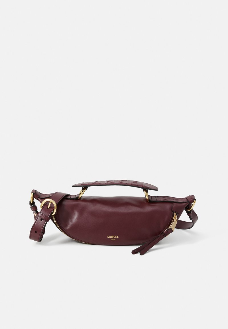 Bolsa de mão de pele burgundy com uma silhueta arredondada, ferragens douradas, uma pega no topo e uma alça ajustável. Apresenta detalhe de logótipo em relevo.