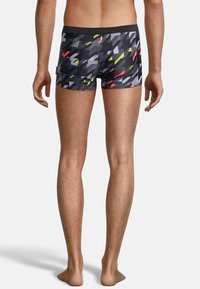 Shorts de bain avec un motif noir, gris et néon. Caractéristiques : coupe ajustée, taille élastique et design géométrique avec des accents de couleurs variées.