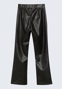 Černé kalhoty rovného střihu z umělé kůže s elastickým pasem a jemným leskem na jednobarevném světlém pozadí.