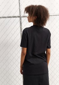 YOURTURN UNISEX - T-shirts med print - black