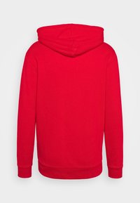 En enfärgad röd huvtröja sedd bakifrån med långa ärmar, huva samt ribbade muddarna och fållen mot en enfärgad bakgrund.