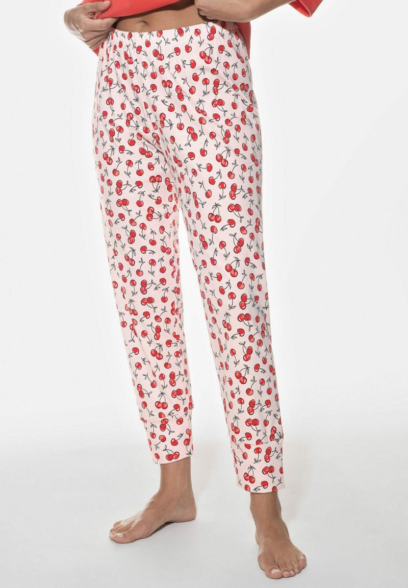 Ljust rosa pyjamasbyxor med rött körsbärsmönster, elastisk midja, avslutade ben och inga synliga fickor eller dekorationer.