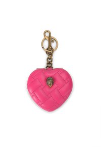 Portafoglio a forma di cuore realizzato in pelle intrecciata rosa, con un clasp dorato e un dettagliato dettaglio in metallo.