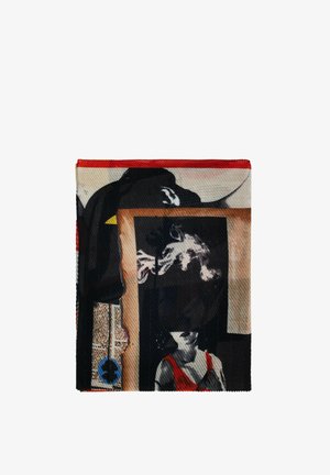 Pañuelo de seda multicolor con diseños abstractos, patrones geométricos y texturas variadas; colores predominantemente rojo, negro y crema.