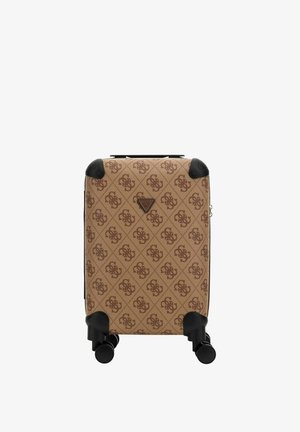 Valise rigide marron à motifs avec protecteurs d'angle noirs et quatre roues pivotantes noires, l'avant présente un petit logo triangulaire.