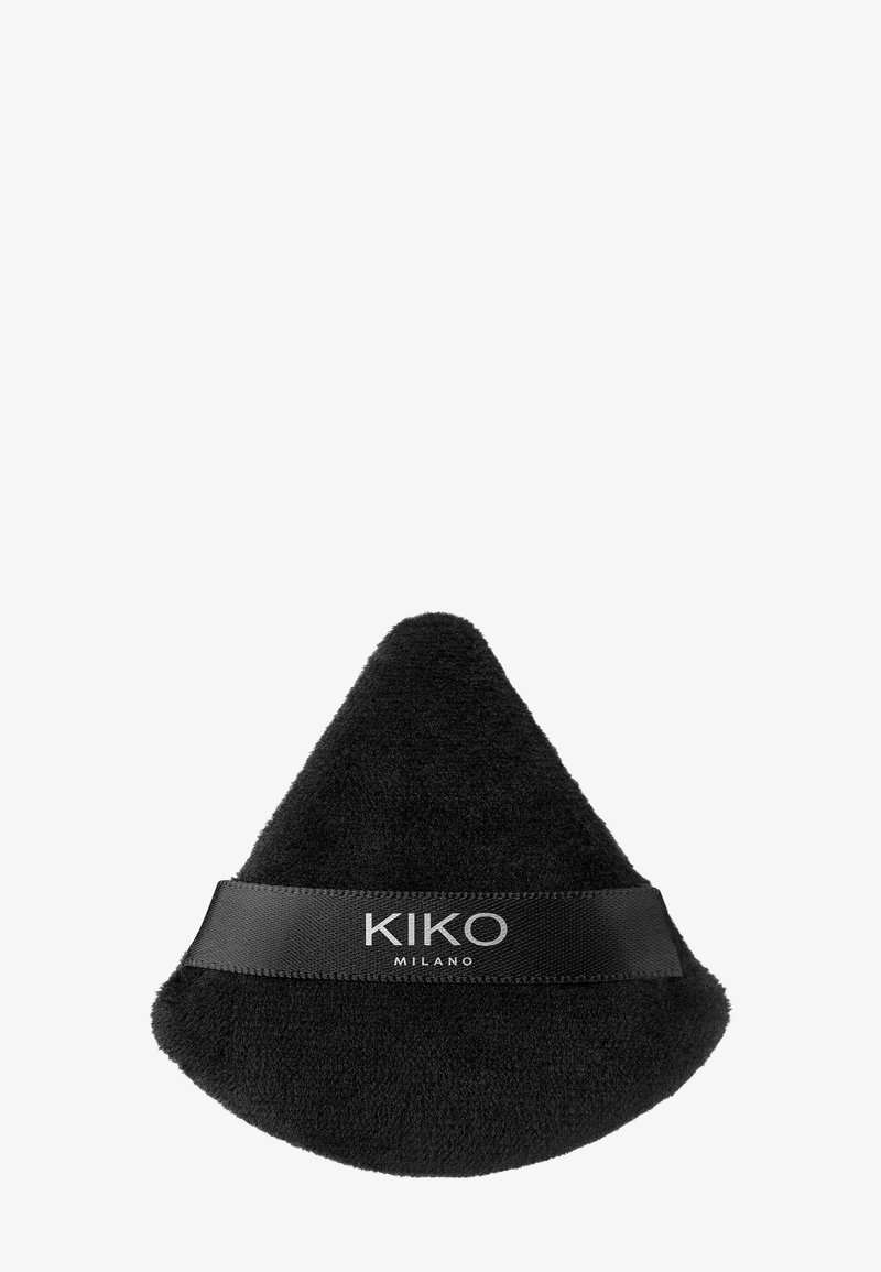 Puff triangolare nero per il trucco con il logo KIKO Milano su una cintura di raso orizzontale sul davanti.