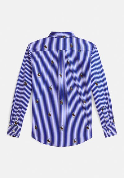Μπλε και λευκό πουκάμισο με κάθετες ρίγες και μακριά μανίκια, με μικρά κεντημένα σχέδια παίκτη πόλο διασκορπισμένα στο ύφασμα.