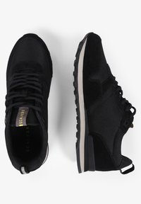 Zwarte sneakers met een mix van glad en textuurstof, voorzien van een dikke zool, ronde neus en zwarte veters. Subtiele branding op de tong.