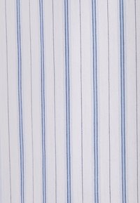 Tissu blanc avec des rayures verticales bleues et fines noires en motif répétitif.