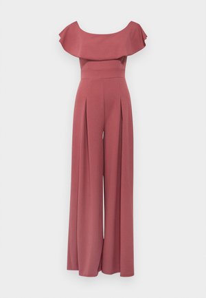 Jumpsuit u malini s volanom bez naramenica, širokih nogavica i prednjim naborima, izrađen od glatkog materijala.