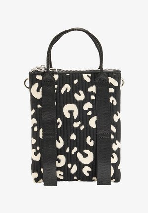 Kompaktowa czarna torba z teksturowanej tkaniny z białym wzorem w panterę, z podwójnymi uchwytami i zamkiem błyskawicznym u góry.