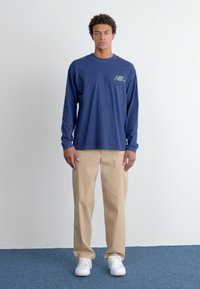New Balance ATHLETICS STANDARD PANT - Hlače - stoneware