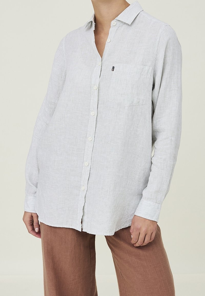 Chemise à rayures blanches et gris clair avec boutons, manches longues, une poche poitrine simple et un logo de marque subtil sur la poche.