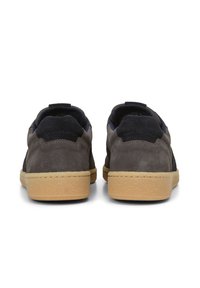 Ein Paar graue und marineblaue Wildledersneaker mit sandfarbener Gummisohle, von hinten auf einem weißen Hintergrund abgebildet.