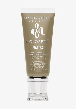 Il pigmento liquido opaco e waterproof Colorfix di Danessa Myricks Beauty in un tubetto beige per occhi, viso e labbra, con cappuccio trasparente.