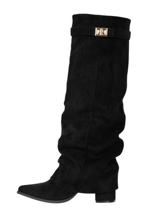 Bota alta hasta la rodilla de gamuza negra con caña caída, tacón bajo de bloque, punta puntiaguda y una correa decorativa con hebilla dorada cerca de la parte superior.