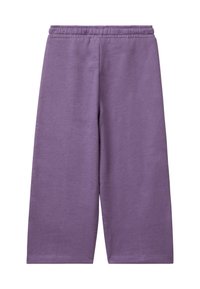 Pantaloni cropped larghi viola in felpa con fascia elastica in vita, esposti in piano su uno sfondo bianco.