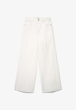 Pantalon blanc à jambes larges et taille haute avec poches avant, passants pour ceinture, bouton et fermeture éclair, présenté sur un fond blanc.
