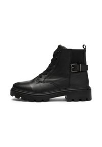 Bottines en cuir noir avec un bout rond, un design à lacets et un détail de boucle sur le côté. Dotées d'une semelle épaisse et texturée pour une bonne adhérence.