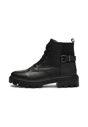 Schwarze Lederstiefeletten mit runder Zehenform, Schnürdesign und seitlichem Schnallen-Detail. Sie verfügen über eine massive, strukturierte Sohle für besseren Halt.
