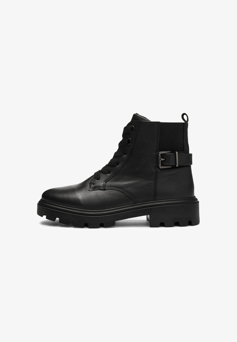 Bottines en cuir noir avec un bout rond, un design à lacets et un détail de boucle sur le côté. Dotées d'une semelle épaisse et texturée pour une bonne adhérence.