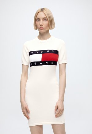 Tommy Jeans FLAG SWEATER DRESS - Tričkové šaty - ancient white