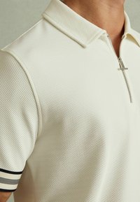 Reiss REGULAR FIT BRISTOL TEXTURED CONTRAST TRIM HALF ZIP - Pólóing - off white