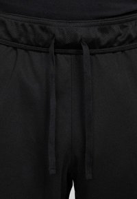 Μαύρο αθλητικό παντελόνι με υφασμένο ζωνάρι μέσης, κλείσιμο με κορδόνι και λείο ύφασμα. Ο σχεδιασμός δίνει έμφαση στην άνεση και την ευελιξία.