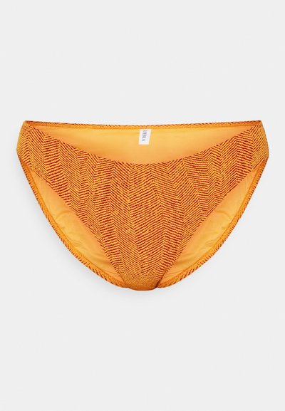 Oranžs bikini apakšdaļa ar teksturētu zivs kaula rakstu. Tam ir zemas vidukļa griezums un bezšuvju konstrukcija komfortam.