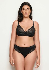 Set de lenjerie intimă neagră, format dintr-un sutien din dantelă cu dungi verticale și un slip cu talie înaltă asortat, cu accente din dantelă. Textură netedă.