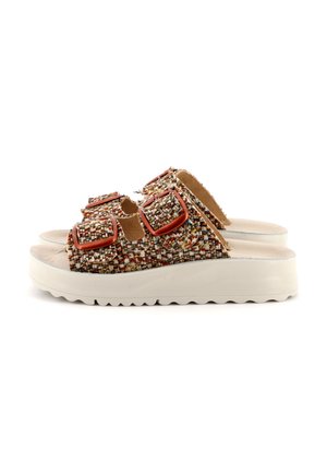 Sandali slip-on intrecciati con una tomaia multicolore texturizzata e due fibbie arancioni. Presentano una suola piatta bianca con un bordo rigato.