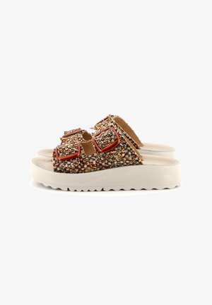 Sandali slip-on intrecciati con una tomaia multicolore texturizzata e due fibbie arancioni. Presentano una suola piatta bianca con un bordo rigato.