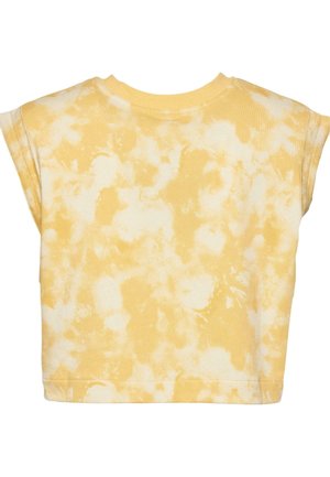 Žlté skrátené tričko s rôznymi odtieňmi tie-dye vzoru, krátkymi rukávmi a okrúhlym výstrihom s jemnou textúrou.