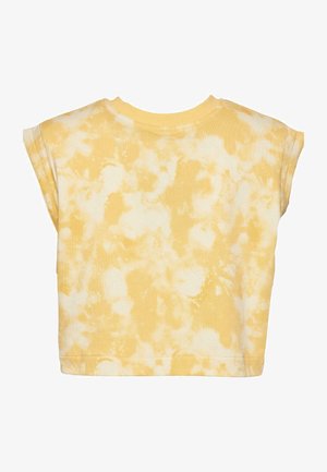 Tricou scurt galben cu un model tie-dye în nuanțe variate, cu mâneci scurte și guler rotund, având o textură moale.